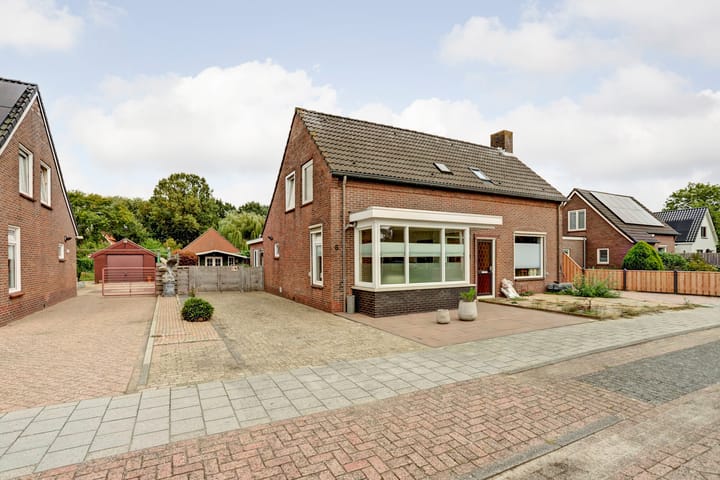 Twee-onder-één-kap te koop: Meidoornlaan 6, Geesbrug