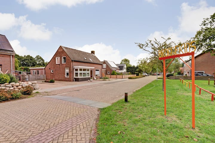 Twee-onder-één-kap te koop: Meidoornlaan 6, Geesbrug