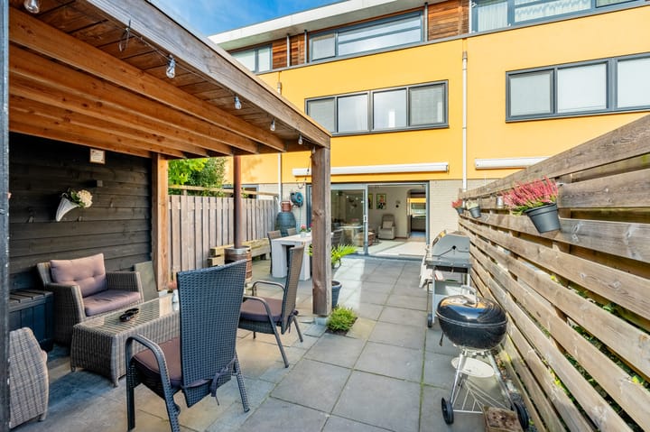 Tussenwoning te koop: Gijsbertje Louffhof 3, Weesp