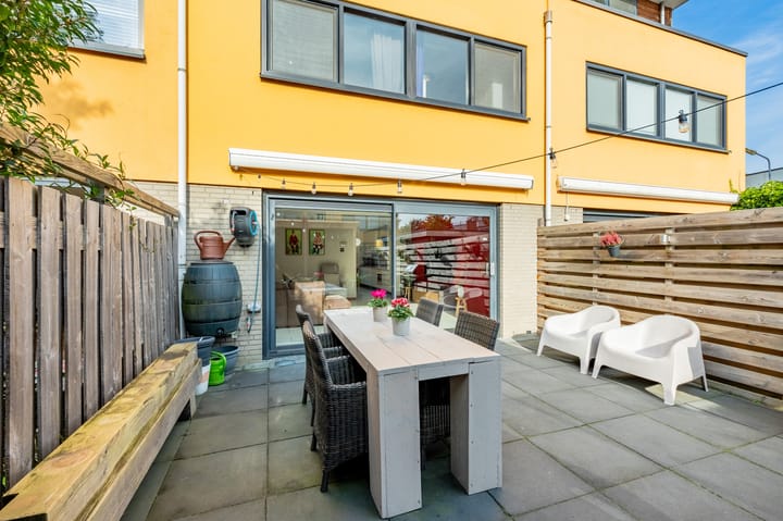 Tussenwoning te koop: Gijsbertje Louffhof 3, Weesp