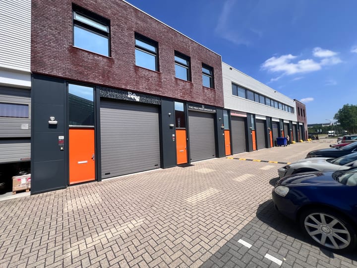 Tokyostraat 19-G, Lijnden