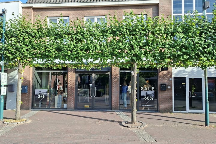 Markt 2, Budel
