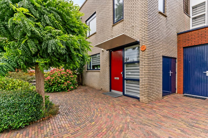 Tussenwoning te koop: Marga Klompéstraat 34, Leiden