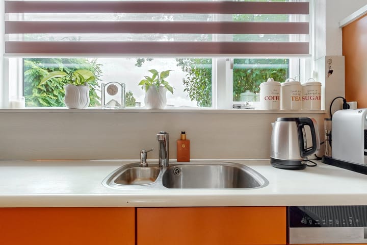 Tussenwoning te koop: Marga Klompéstraat 34, Leiden