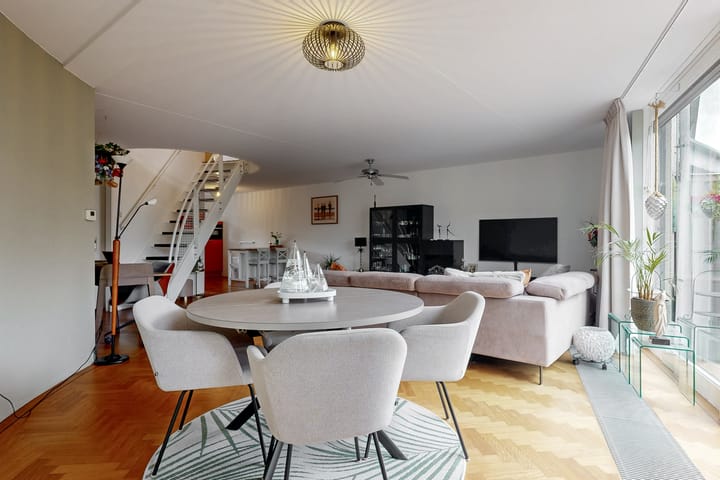 Tussenwoning te koop: Marga Klompéstraat 34, Leiden