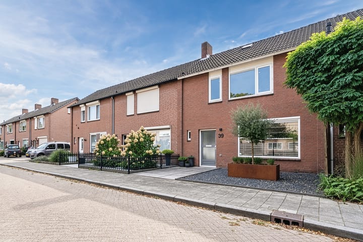 Photo 2 of Dokter A.Hoynck van Papendrechtstraat 39