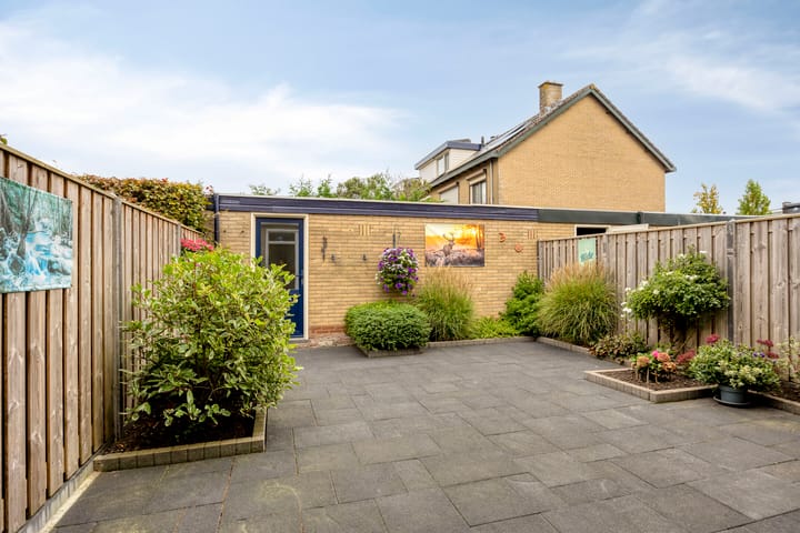 Tussenwoning te koop: Lindenlaan 26, Klaaswaal