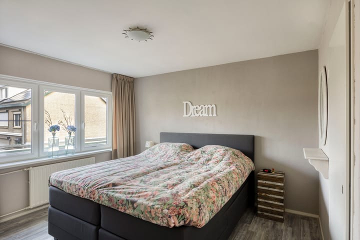Tussenwoning te koop: Lindenlaan 26, Klaaswaal
