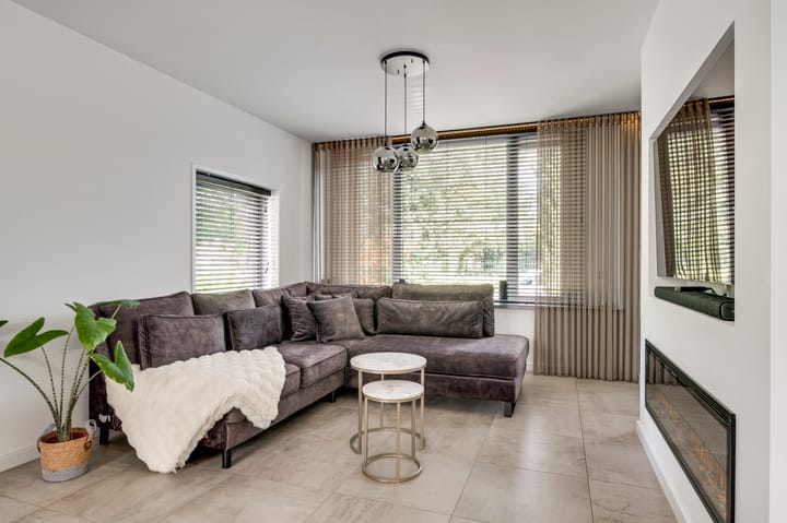 Twee-onder-één-kap te koop: Freesialaan 16, Leende