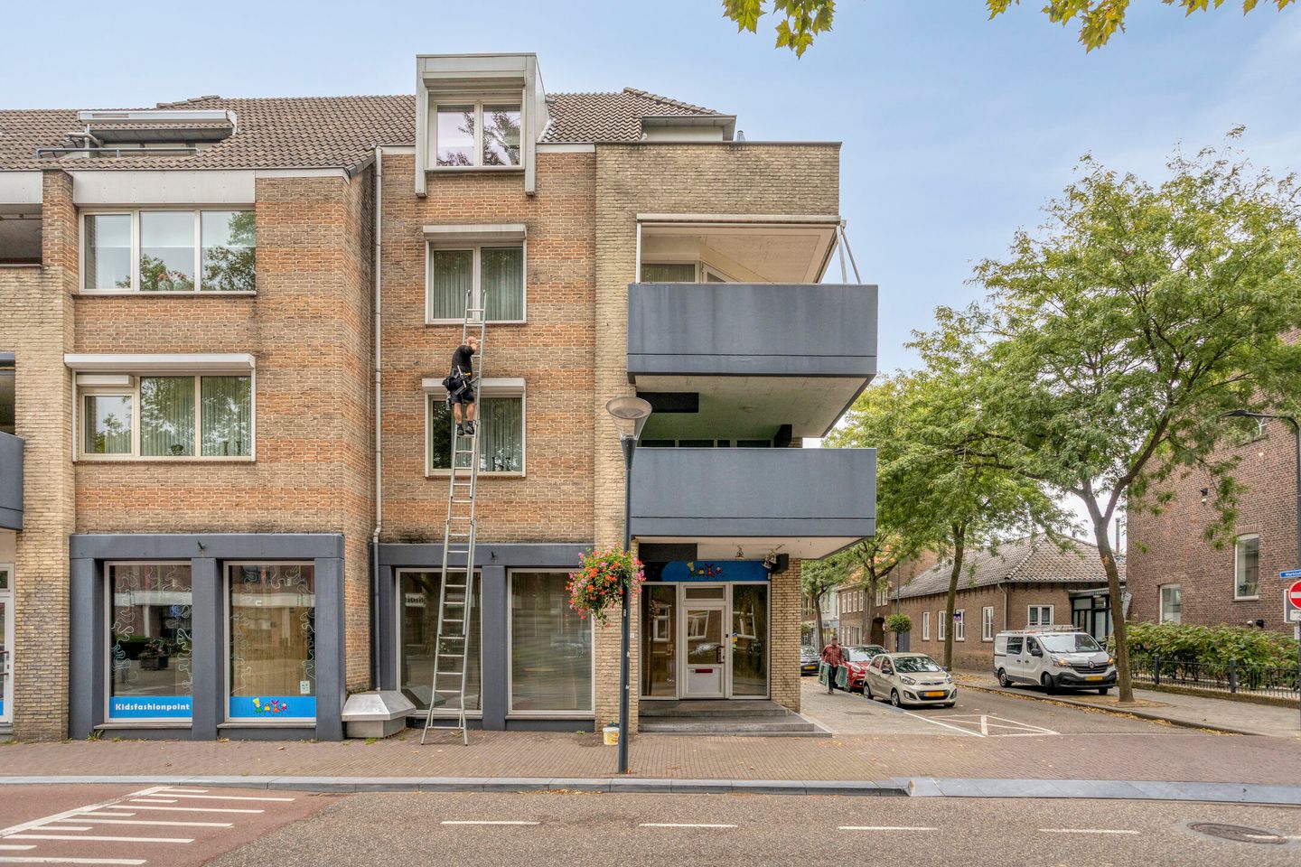 View photo 2 of Raadhuisstraat 22-b