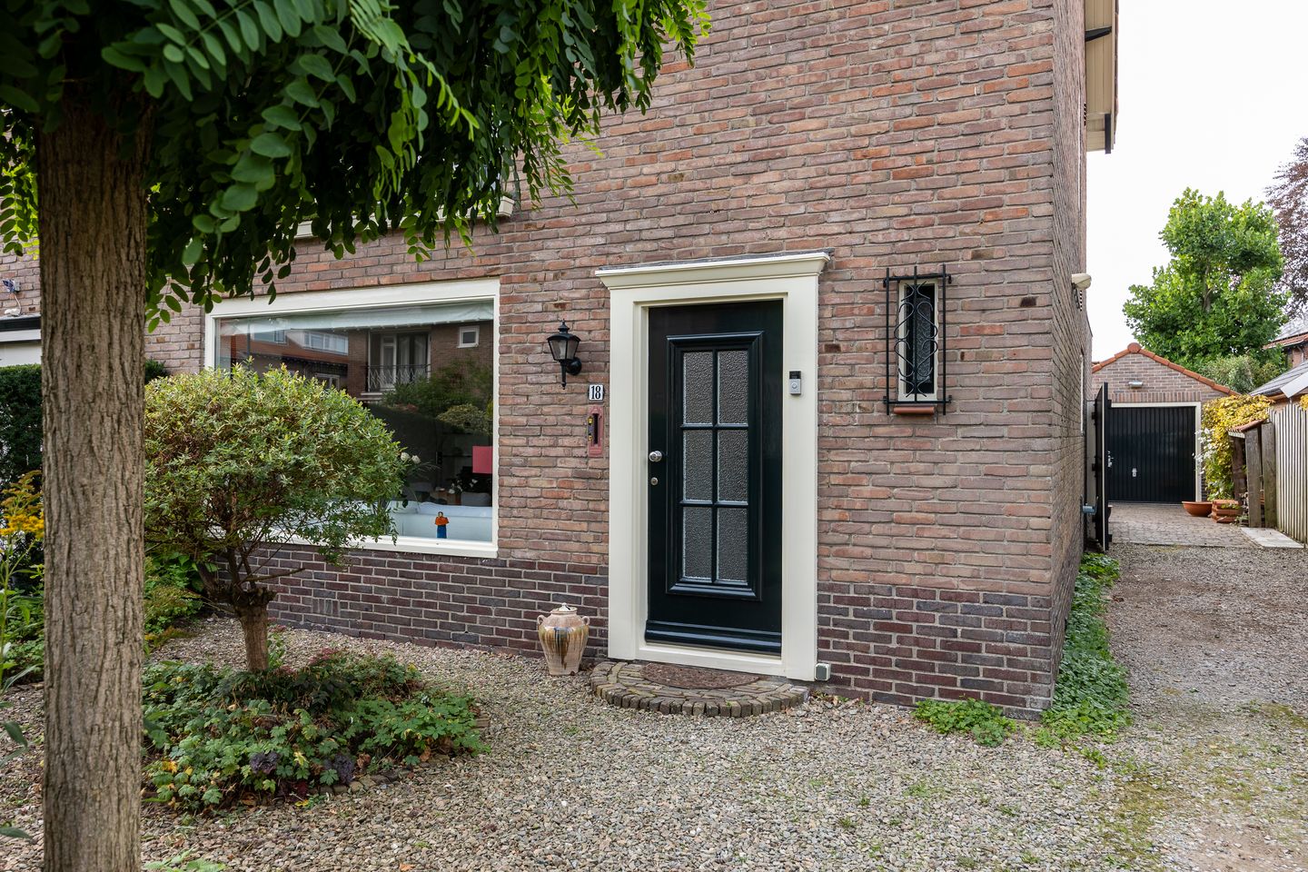 Photo 4 of van der Helstlaan 18