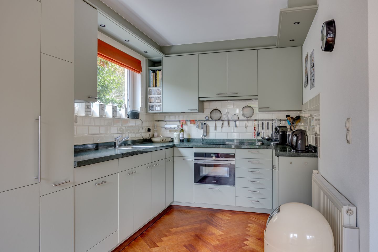 Photo 14 of van der Helstlaan 18