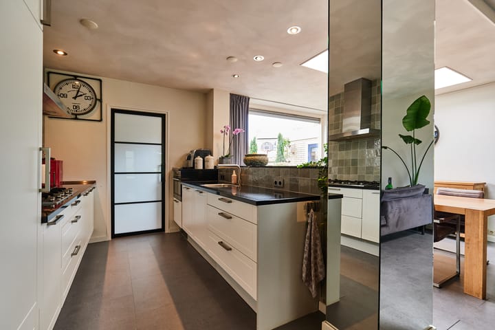 Tussenwoning te koop: Boveneind 83, Leek