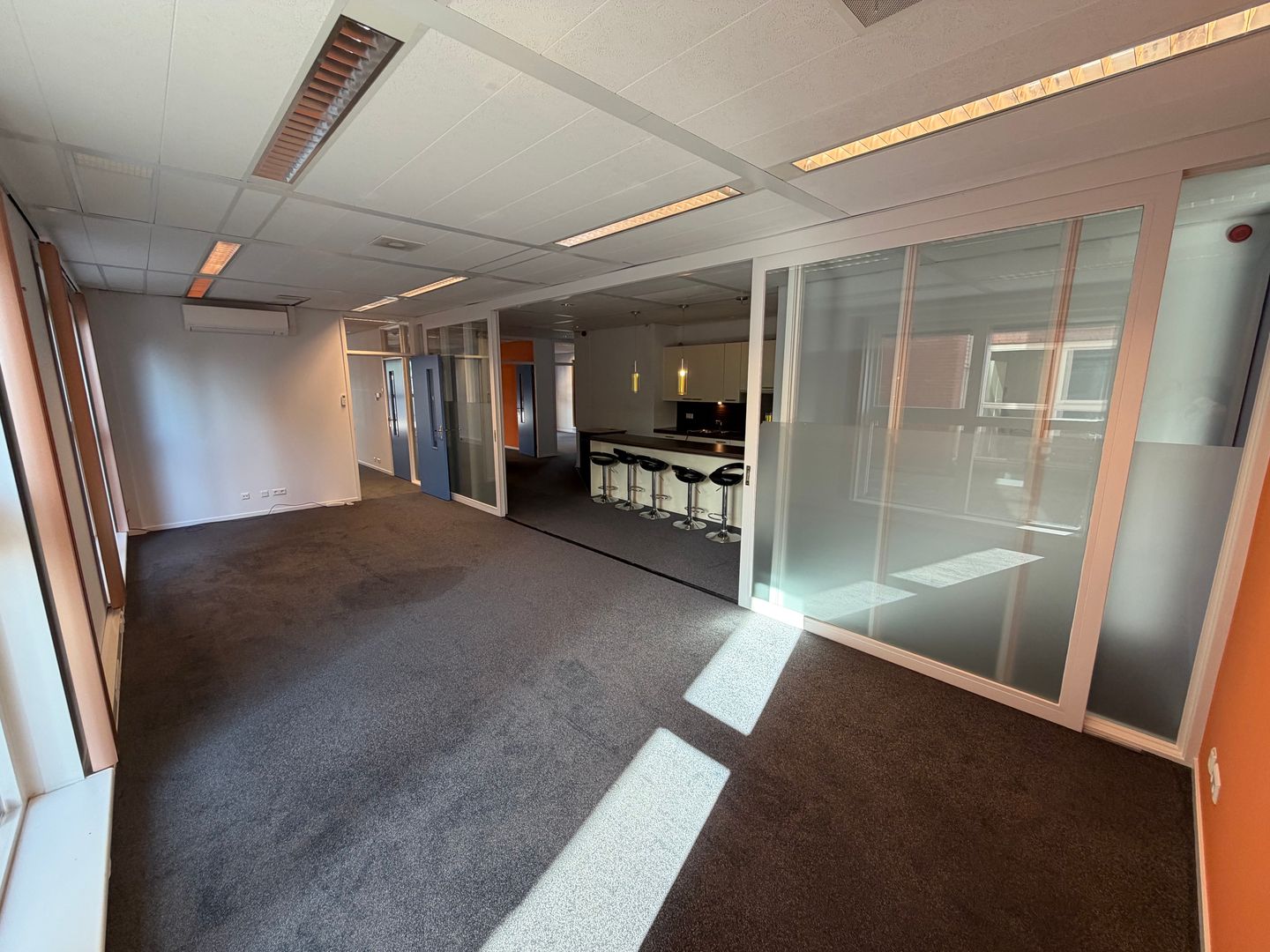 Bekijk foto 2 van Laan van Vredenoord 25