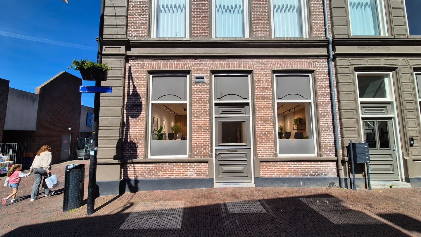 View photo 2 of Hagenstraat 2