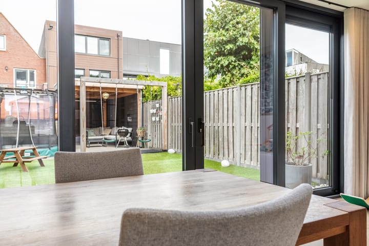 Tussenwoning te koop: Vissersknoop 10, Almere