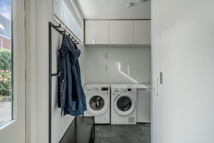 Twee-onder-één-kap te koop: Zuiddijk 368, Zaandam