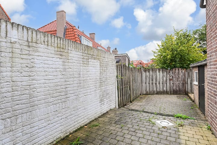 Tussenwoning te koop: Emmastraat 10, Voorburg