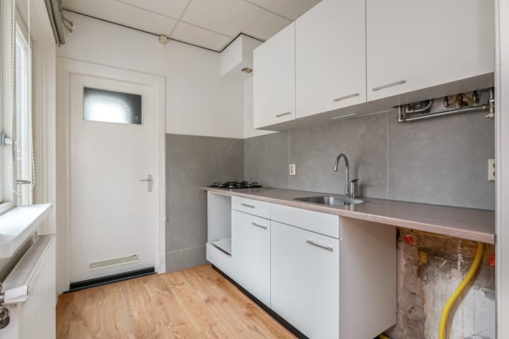 Tussenwoning te koop: Emmastraat 10, Voorburg