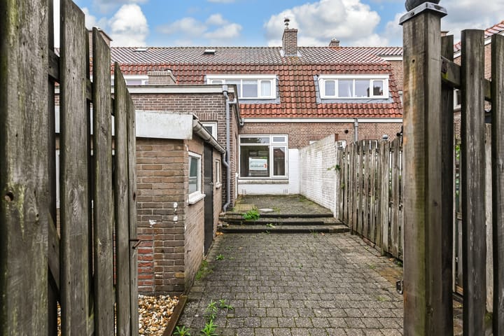 Tussenwoning te koop: Emmastraat 10, Voorburg