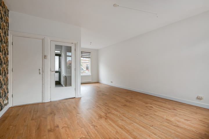 Tussenwoning te koop: Emmastraat 10, Voorburg