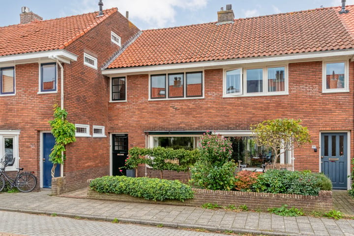 Tussenwoning te koop: De Genestetstraat 38, Zwolle