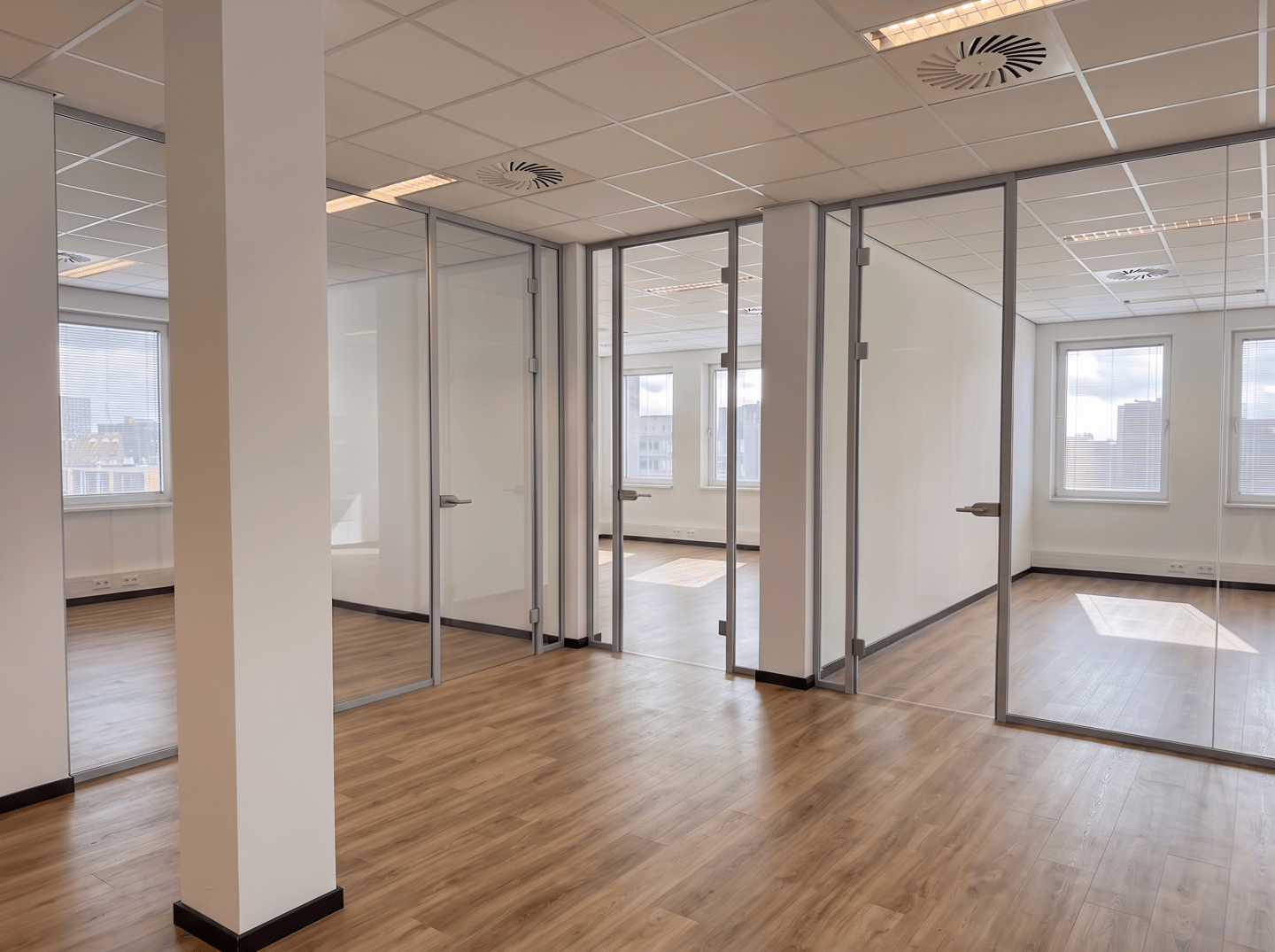 Bekijk foto 2 van Rivium 1e straat 17