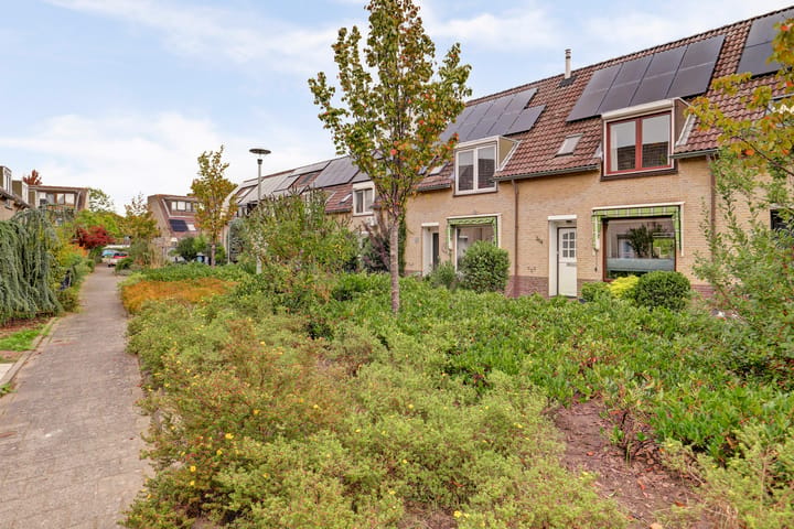 Tussenwoning te koop: Aletta Jacobs-erf 364, Dordrecht