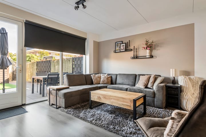 Tussenwoning te koop: Albrechtshof 20, Meteren