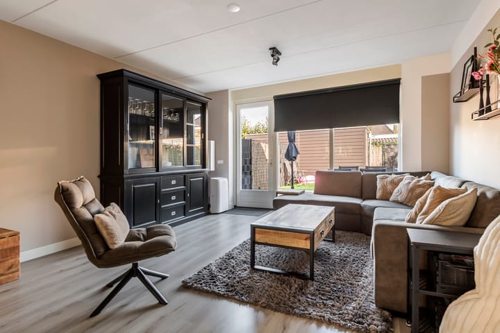 Tussenwoning te koop: Albrechtshof 20, Meteren