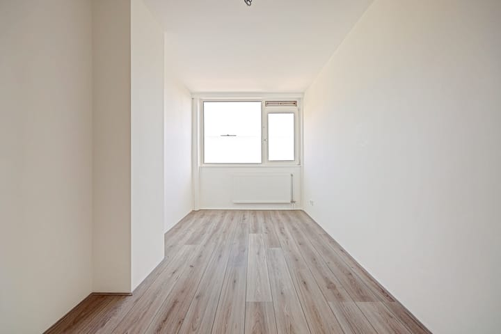 Tussenwoning te koop: Toverfluitstraat 16, Hoogvliet Rotterdam