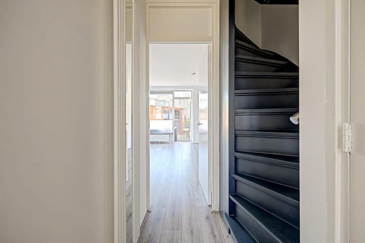 Tussenwoning te koop: Toverfluitstraat 16, Hoogvliet Rotterdam