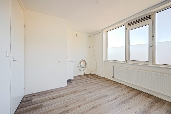 Tussenwoning te koop: Toverfluitstraat 16, Hoogvliet Rotterdam