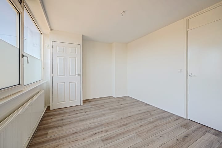 Tussenwoning te koop: Toverfluitstraat 16, Hoogvliet Rotterdam