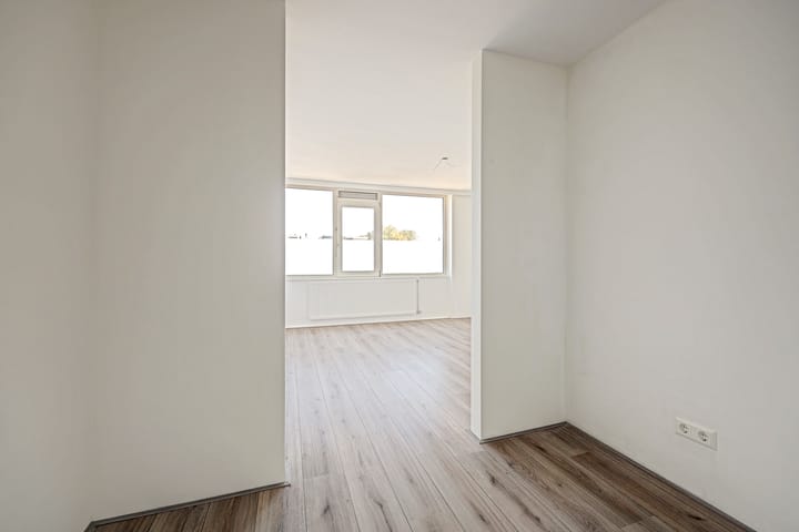 Tussenwoning te koop: Toverfluitstraat 16, Hoogvliet Rotterdam