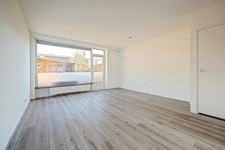 Tussenwoning te koop: Toverfluitstraat 16, Hoogvliet Rotterdam