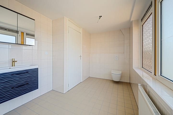 Tussenwoning te koop: Toverfluitstraat 16, Hoogvliet Rotterdam