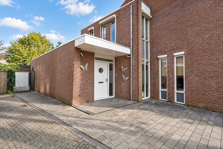 Twee-onder-één-kap te koop: Akelei 12, Tiel