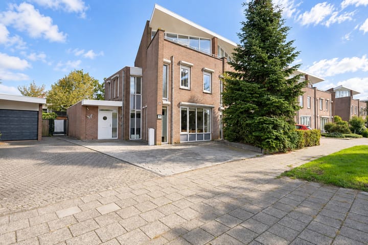 Twee-onder-één-kap te koop: Akelei 12, Tiel