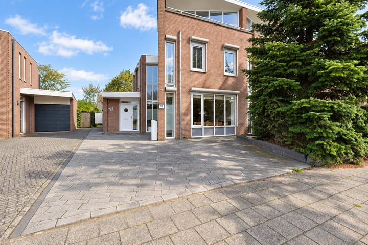 Twee-onder-één-kap te koop: Akelei 12, Tiel
