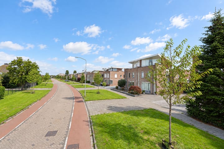 Twee-onder-één-kap te koop: Akelei 12, Tiel