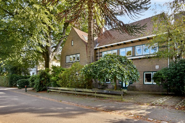 Twee-onder-één-kap te koop: Albertus Perkstraat 47, Hilversum