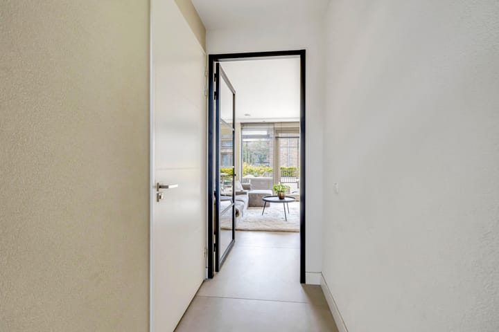 Tussenwoning te koop: Connie Meijerstraat 6, Hellevoetsluis