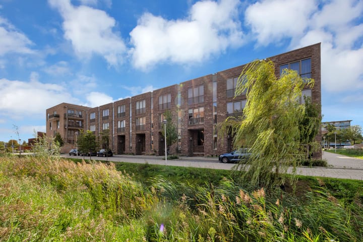 Tussenwoning te koop: Connie Meijerstraat 6, Hellevoetsluis