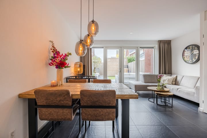Tussenwoning te koop: Paulus Potterstraat 11, Raamsdonksveer