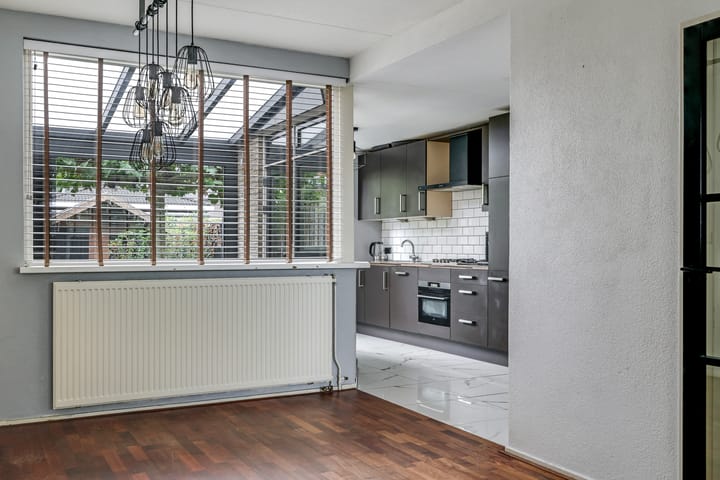 Tussenwoning te koop: Henri Dunantplantsoen 8, Zetten