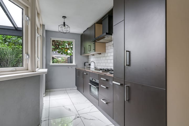 Tussenwoning te koop: Henri Dunantplantsoen 8, Zetten