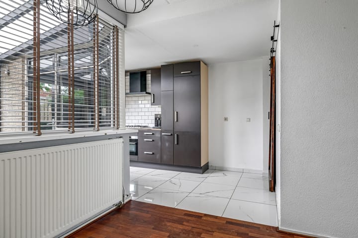 Tussenwoning te koop: Henri Dunantplantsoen 8, Zetten
