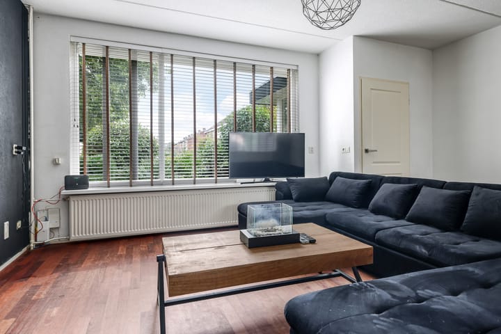 Tussenwoning te koop: Henri Dunantplantsoen 8, Zetten