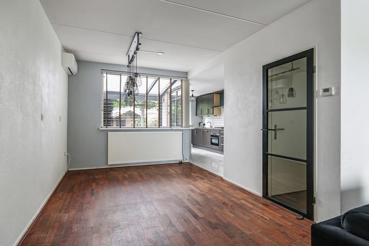 Tussenwoning te koop: Henri Dunantplantsoen 8, Zetten